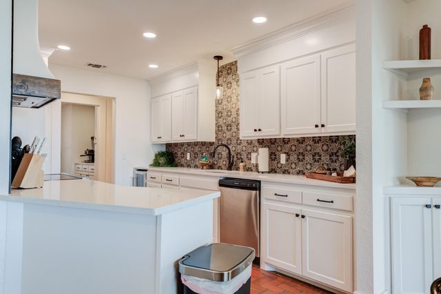 15 Surrey Circle, Ransom Canyon, TX 79366