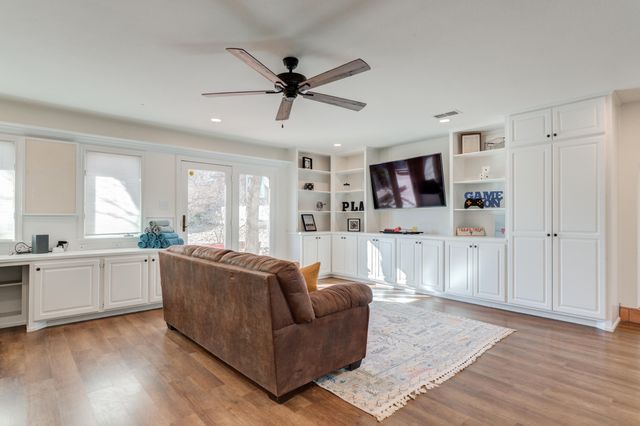 15 Surrey Circle, Ransom Canyon, TX 79366