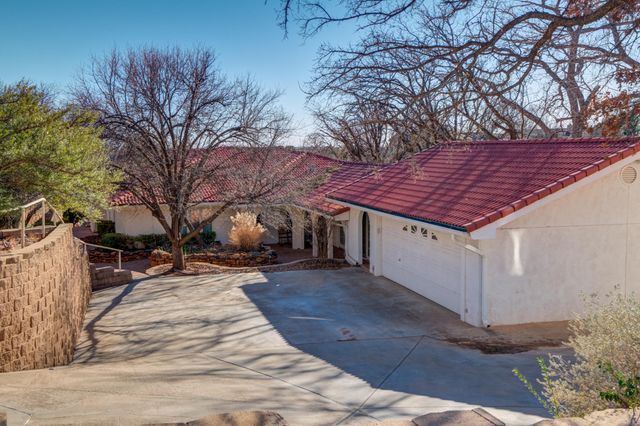 15 Surrey Circle, Ransom Canyon, TX 79366