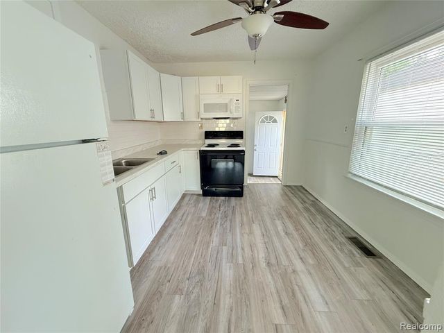 21212 Rensselaer Street, Farmington, MI 48336