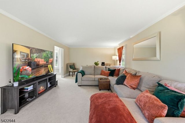 52 Country Squire Way, Branchburg Twp., NJ 08876