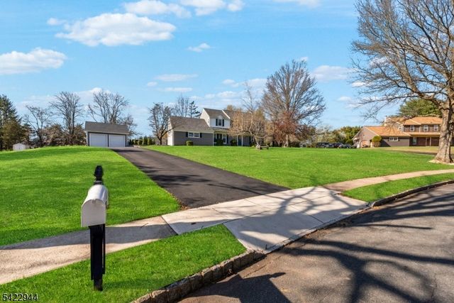 52 Country Squire Way, Branchburg Twp., NJ 08876