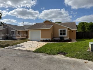 920 SW 111th Ave 1, Pembroke Pines, FL 33025
