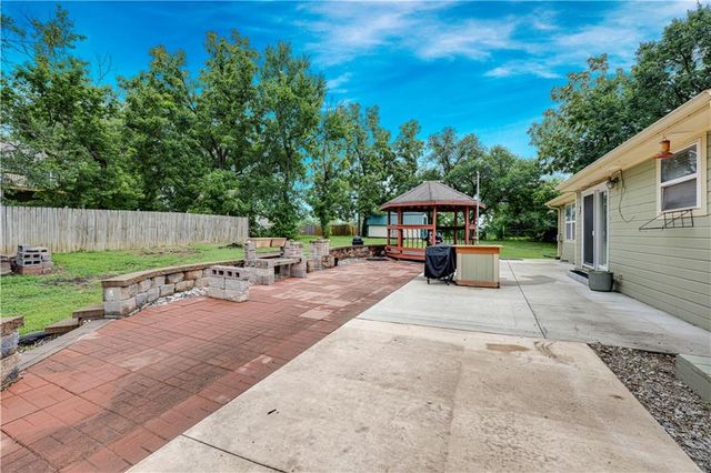 13710 Barber Avenue, Bonner Springs, KS 66012