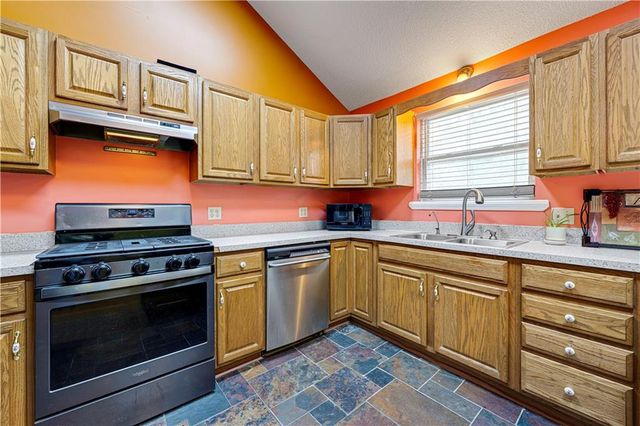 13710 Barber Avenue, Bonner Springs, KS 66012