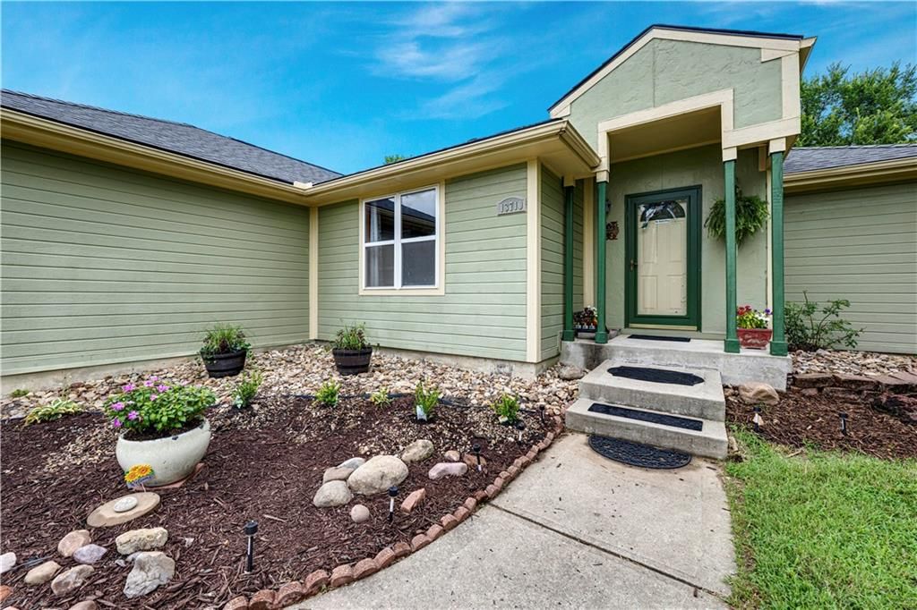 13710 Barber Avenue, Bonner Springs, KS 66012