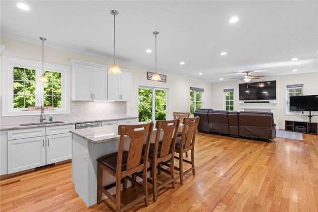 34 East Lantern Road, Lincoln, RI 02865