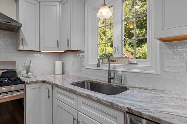 34 East Lantern Road, Lincoln, RI 02865