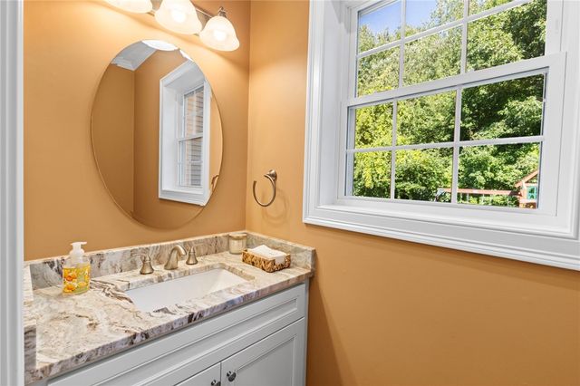 34 East Lantern Road, Lincoln, RI 02865