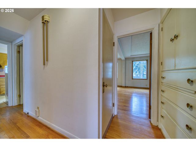 5730 Sw SHATTUCK Rd, Portland, OR 97221