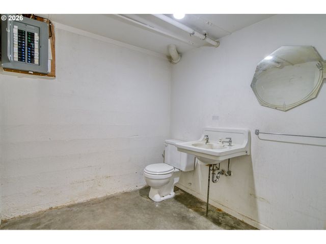 5730 Sw SHATTUCK Rd, Portland, OR 97221