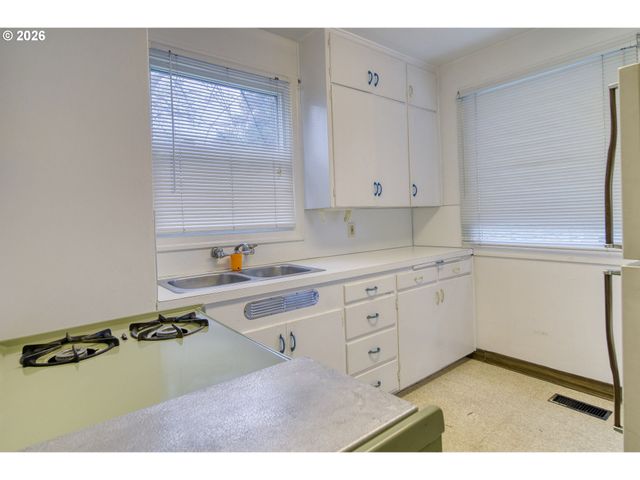 5730 Sw SHATTUCK Rd, Portland, OR 97221