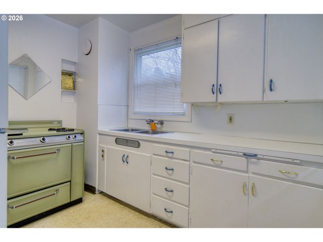 5730 Sw SHATTUCK Rd, Portland, OR 97221