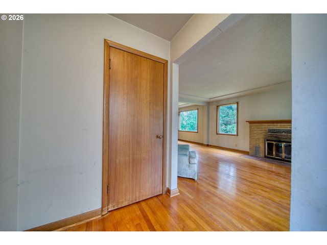 5730 Sw SHATTUCK Rd, Portland, OR 97221