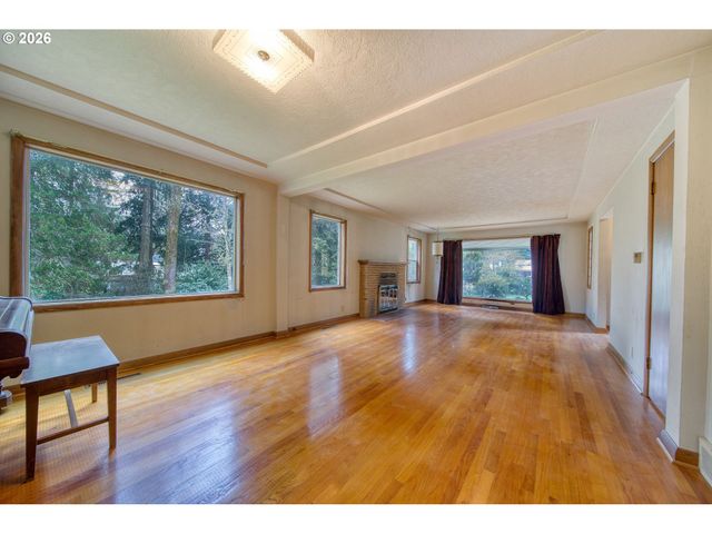 5730 Sw SHATTUCK Rd, Portland, OR 97221