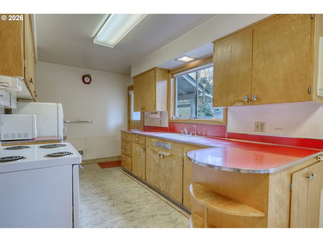 5730 Sw SHATTUCK Rd, Portland, OR 97221