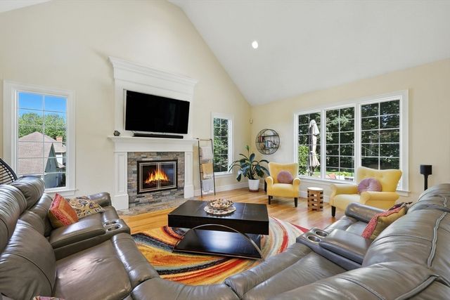5 Kensington Dr, Wilbraham, MA 01095