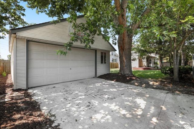 1105 Oak Street, Wyandotte, MI 48192