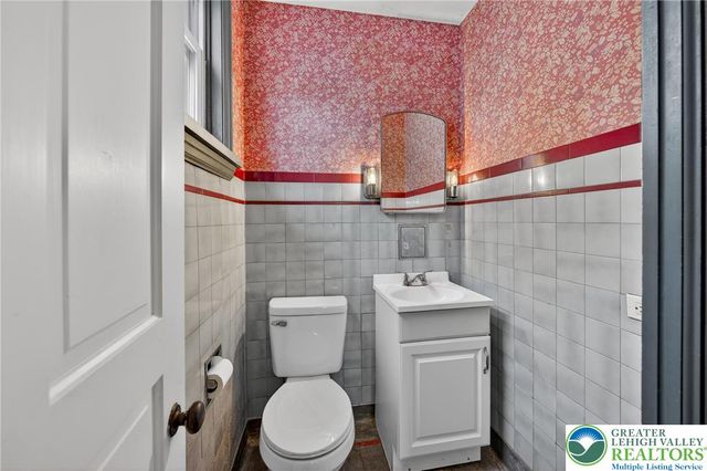 5127 2nd St, Whitehall Twp, PA 18052