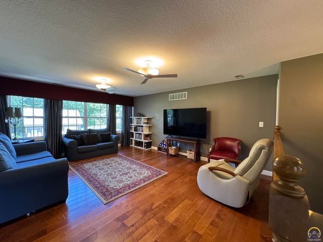 4415 SE West Edge RD, Topeka, KS 66609