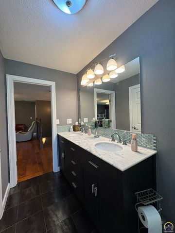 4415 SE West Edge RD, Topeka, KS 66609