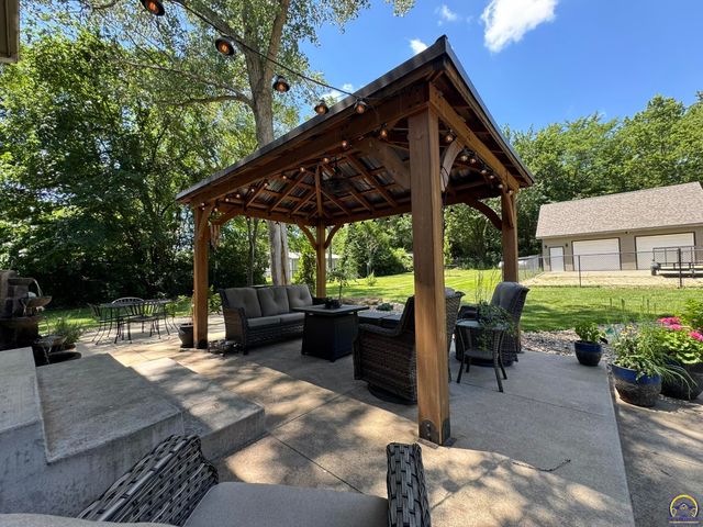 4415 SE West Edge RD, Topeka, KS 66609