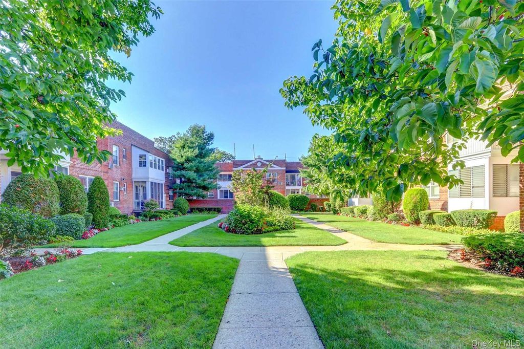 285 Central Avenue D-7, Lawrence, NY 11559