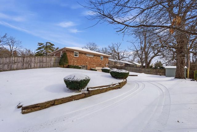 1000 Castleton Way, Lexington, KY 40517