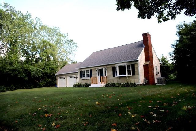 6 Edgewood Ln, Mattapoisett, MA 02739