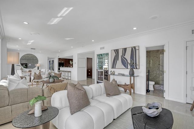 150 Bradley Place 605, Palm Beach, FL 33480