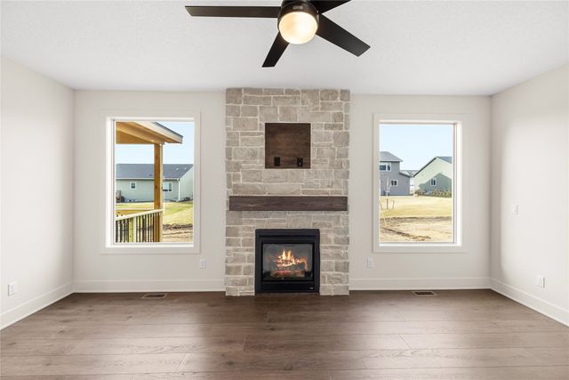 925 NW Rolland Road, Waukee, IA 50263