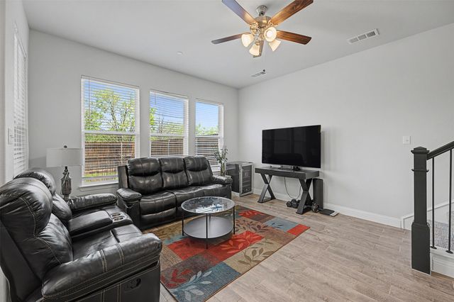 537 Hutchinson Lane, Lewisville, TX 75077