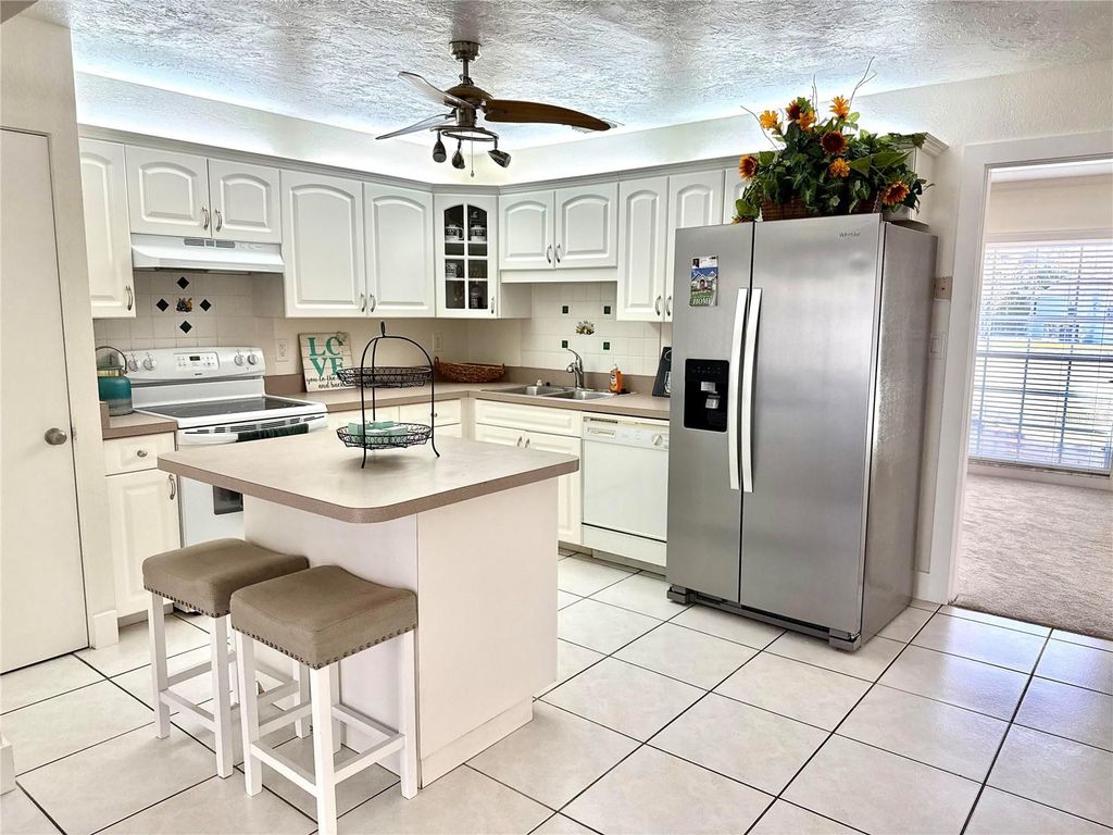 Image 2 of property listing at 3715 SHARONDALE DRIVE, Sarasota, FL 34232