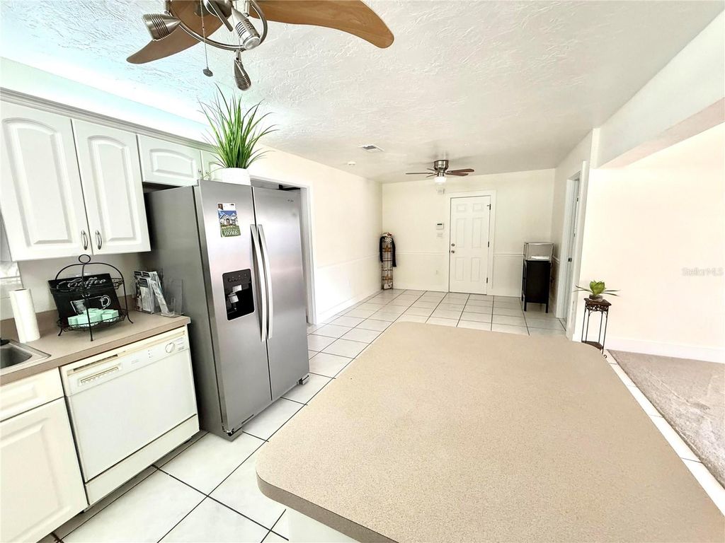 Image 4 of property listing at 3715 SHARONDALE DRIVE, Sarasota, FL 34232