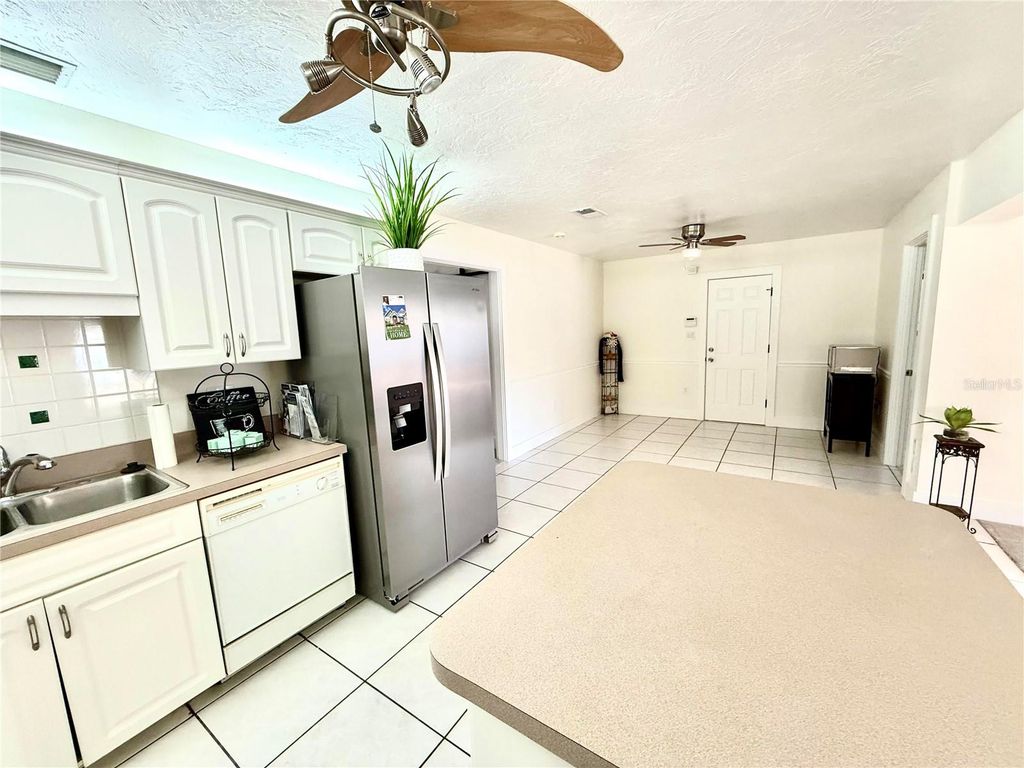 Image 5 of property listing at 3715 SHARONDALE DRIVE, Sarasota, FL 34232