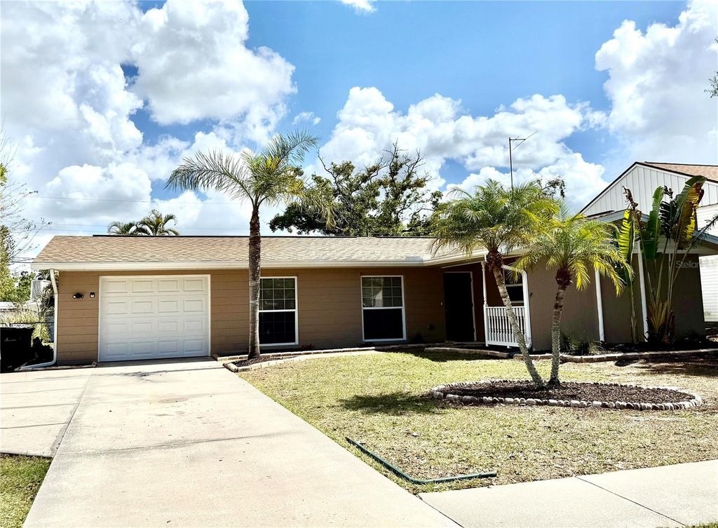 Image 6 of property listing at 3715 SHARONDALE DRIVE, Sarasota, FL 34232