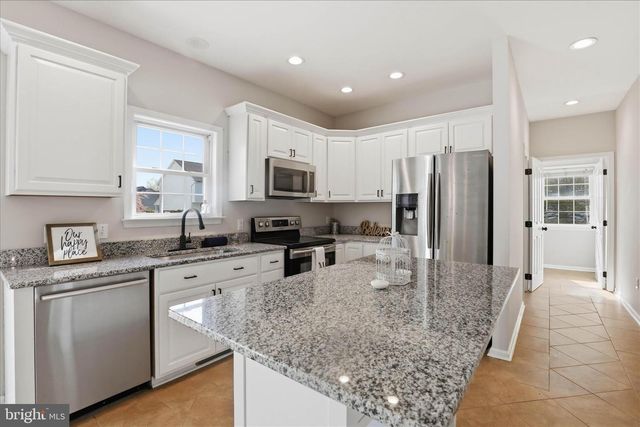 2166 LUCY LN, York, PA 17404