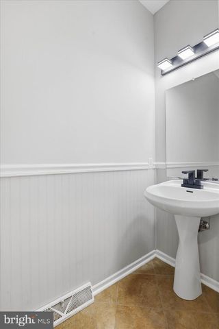 2166 LUCY LN, York, PA 17404