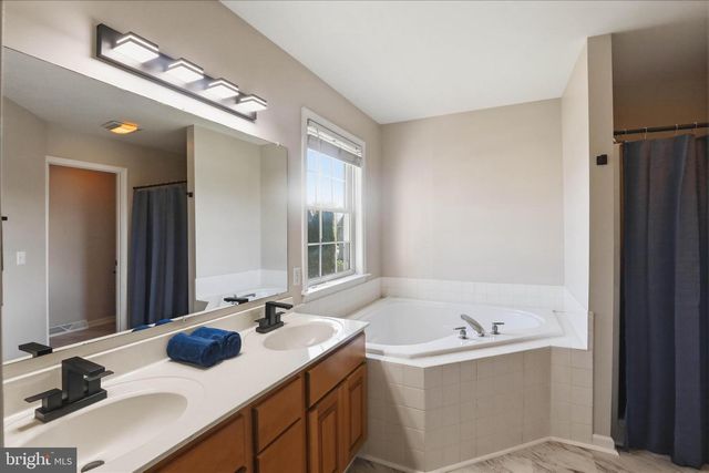 2166 LUCY LN, York, PA 17404