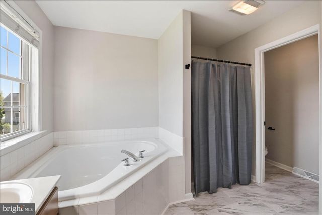 2166 LUCY LN, York, PA 17404