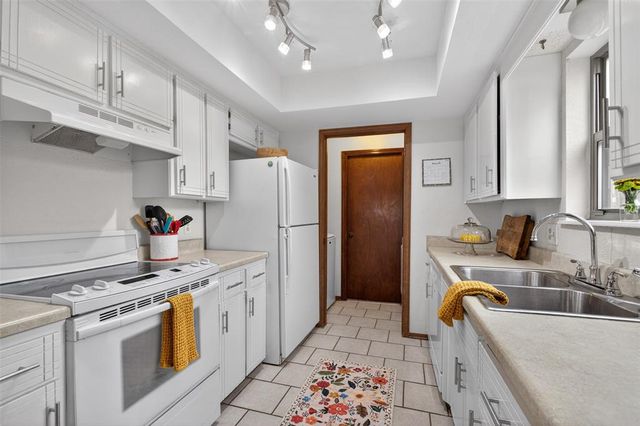 827 Lancaster Drive, Yukon, OK 73099