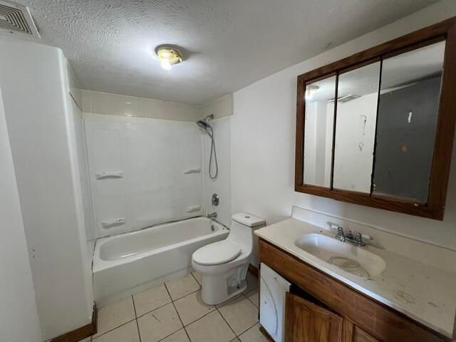 3903 AVENUE C, Council Bluffs, IA 51501