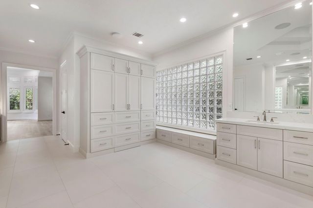 14 N Palmiera Circle, The Woodlands, TX 77382