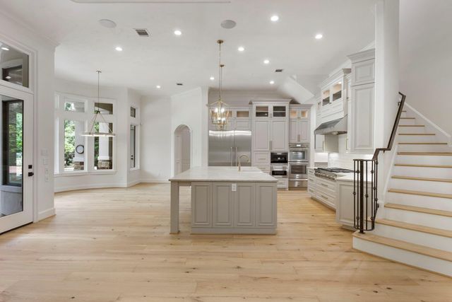 14 N Palmiera Circle, The Woodlands, TX 77382
