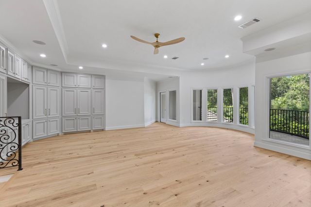 14 N Palmiera Circle, The Woodlands, TX 77382