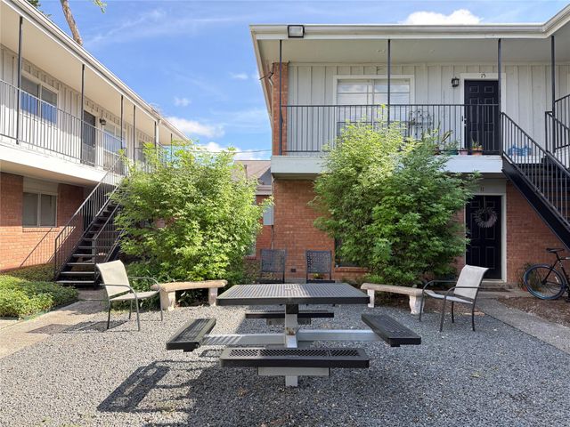 425 E 9th Street 10, Houston, TX 77007
