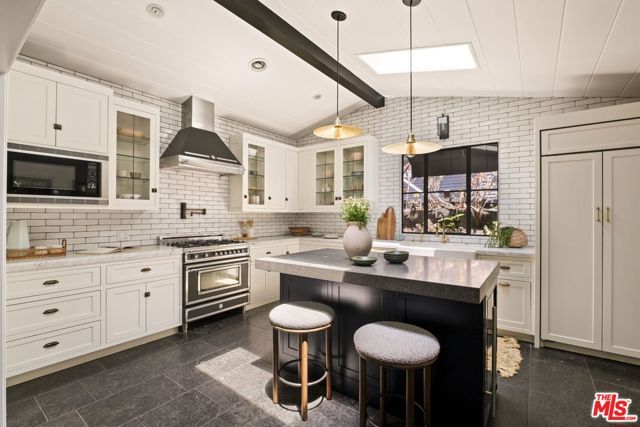 6424 Ivarene Avenue, Los Angeles, CA 90068