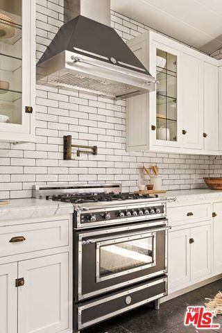 6424 Ivarene Avenue, Los Angeles, CA 90068
