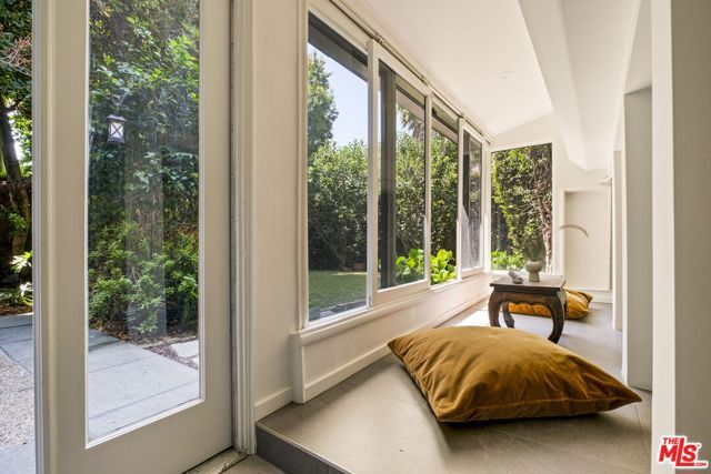 6424 Ivarene Avenue, Los Angeles, CA 90068