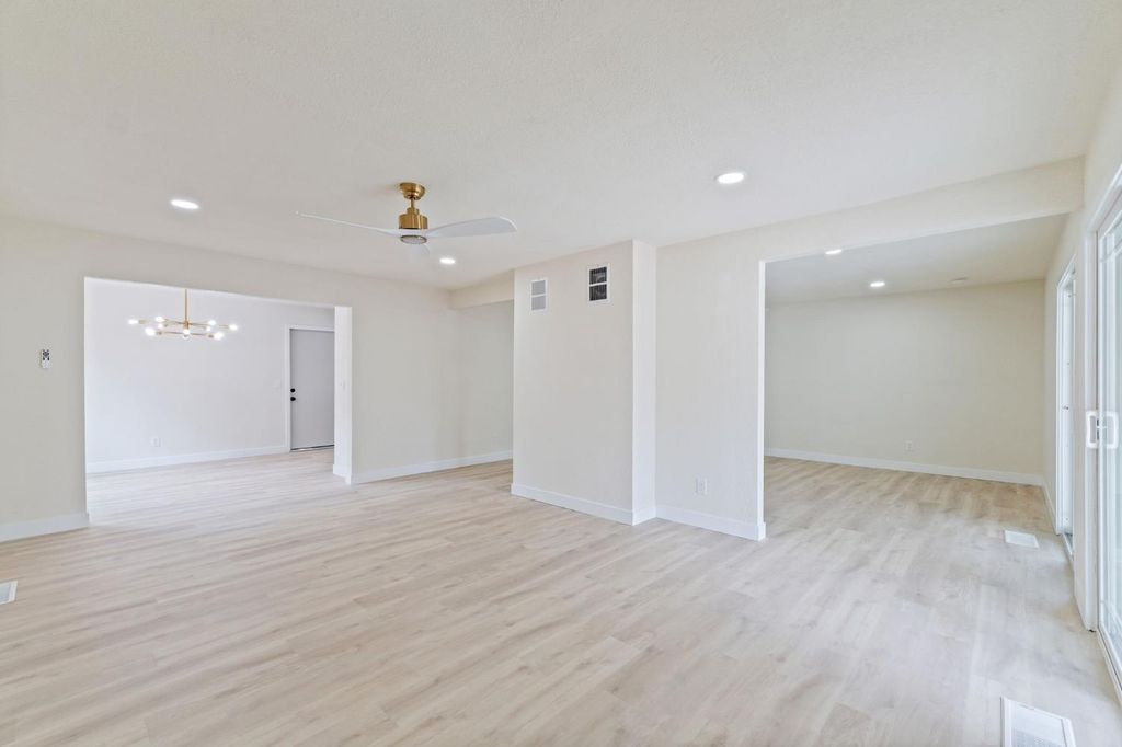 Image 11 of property listing at 3045 W Celeste Avenue, Fresno, CA 93711